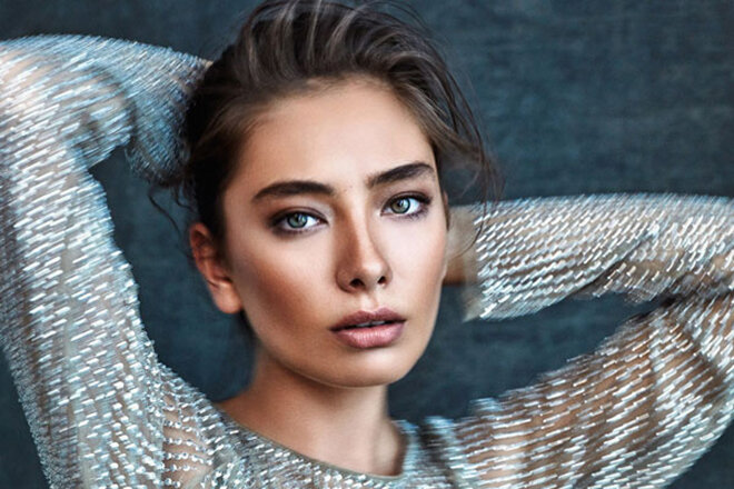 Неслихан Атагюль – актриса, звезда турецких сериалов, которая снимается в кино с четырнадцати лет. Девушка работает моделью, на ее счету контракты с видными брендами и дизайнерами одежды. 
Неслихан родилась в Стамбуле, в небогатой семье. Мать актрисы – родом из Беларуси, а отец – по национальности черкес. Яркой и нестандартной внешностью, разрезом огромных глаз девушка обязана необычному сочетанию кавказской, южной и славянской кровей. Мама Неслихан – домохозяйка, большую часть времени она посвящала детям, дочери и ее старшему брату. Папа работал шофером, стараясь прокормить семью и с трудом сводя концы с концами.
Фильмы Первую роль в кино Неслихан исполнила в четырнадцать лет, в драматической комедии «Первая любовь». За этот дебют девушка получила премию кинофестиваля «Золотой кокон» как юное дарование. В следующий раз на экране красавица Неслихан появилась в 2008 году, в сериале «Листопад», где сыграла в 34 сериях.
В 2013 году на экраны вышел сериал «Два лица Стамбула», где Неслихан и Кадир Доголу сырали главные роли. Телевизионная любовь постепенно перешла в любовь реальную, и вскоре Кадир занял "законное" место в сердце изысканной красавицы с кавказскими корнями.
2015 год стал для юной и талантливой актрисы судьбоносным, ознаменовавшись выходом на мировые киноэкраны картины «Всё, что мне осталось от тебя». Теперь у Неслихан Атагюль появились поклонники не только в Турции, но и в Европе, и других странах. 
В том же году вышел очередной сериал «Черная любовь» (альтернативное название - «Бесконечная любовь») с прекрасной нимфой в главной роли. Компанию девушке в остросюжетной драме составил еще один турецкий красавец-актер Бурак Озчивит.