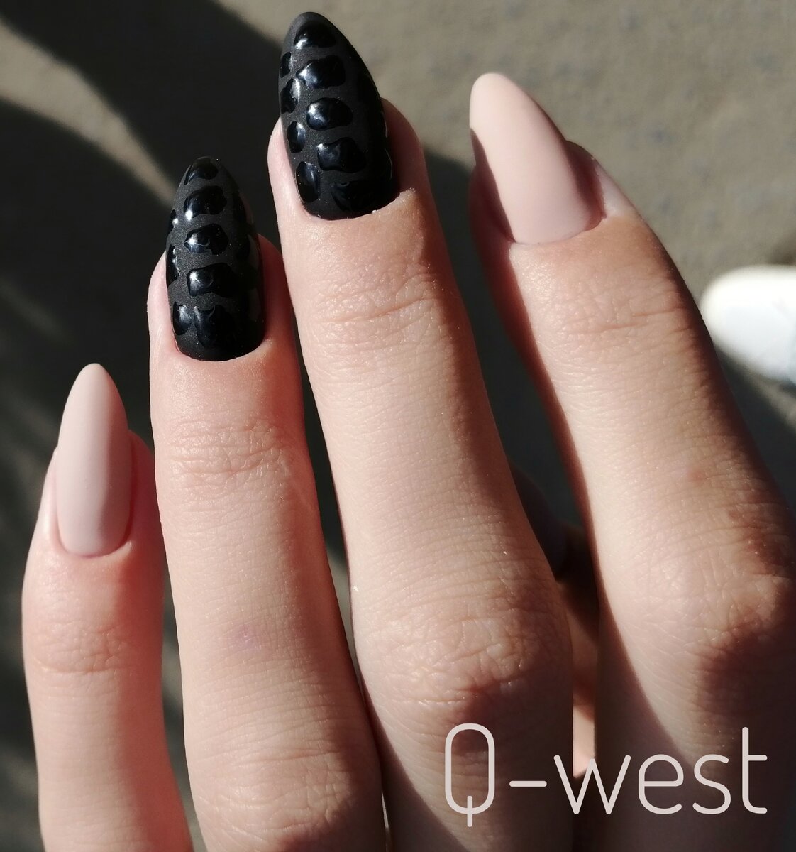 5 место занимает дизайн "рептилия". Пришлась многим клиентам по вкусу именно на моих руках, после чего лето было заполнено только им❤️