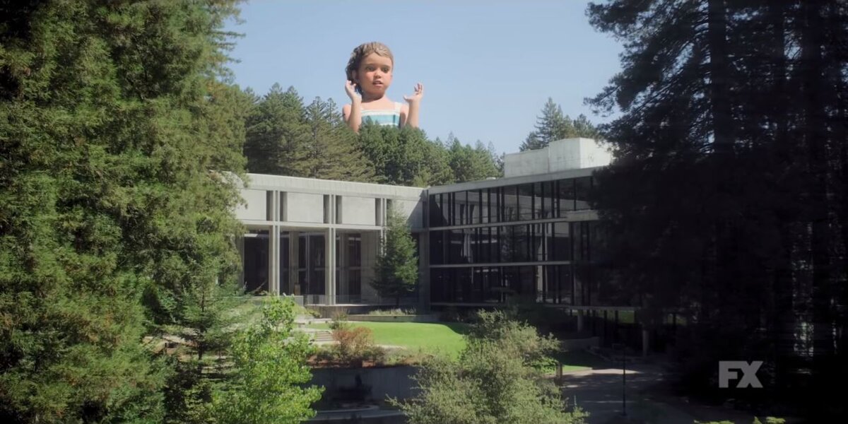 Жутковатая кукла, на которую будет смотреть Форрест. Интересно, как объяснят её появление в истории? Кадр из трейлера.