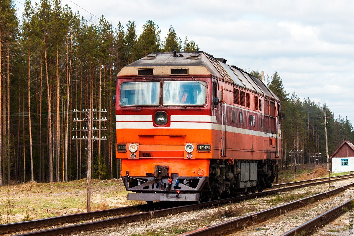 2. двигаясь с начальной скоростью 36 км/ч. поезд массой 500 т трогаясь с места через 25 с набрал скорость. масса поезда. поезд трогается с места.