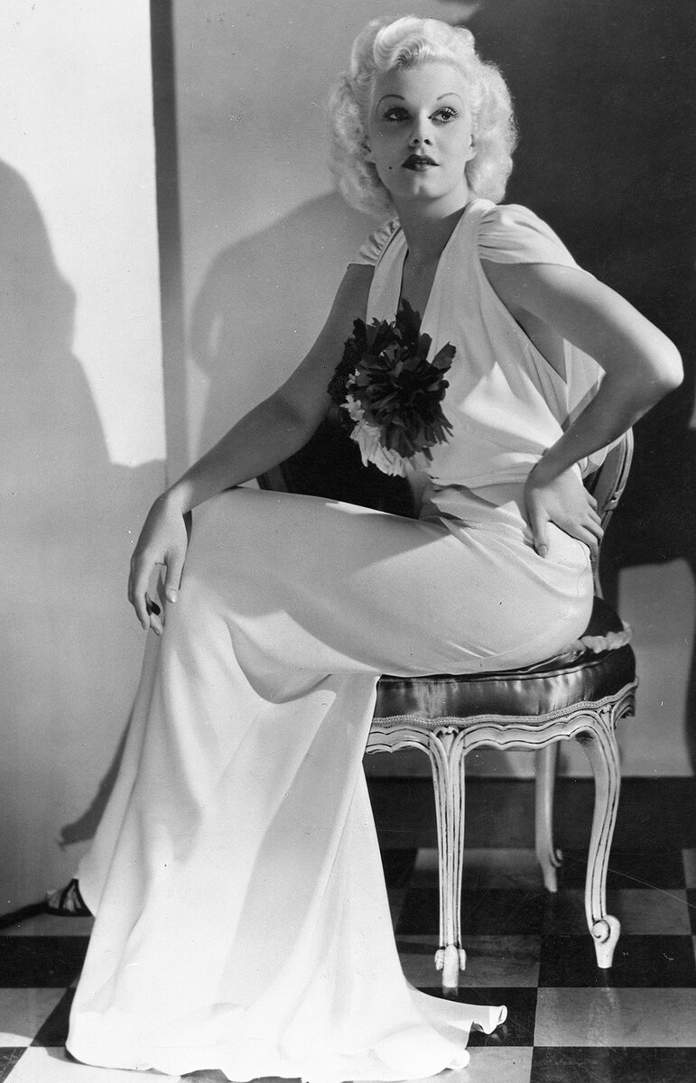 Джин Харлоу в белых вечерних платьях. В романе "Зеркало" есть момент, когда Люка выбирает себе вечерний наряд - платье из плотного белого шелка.