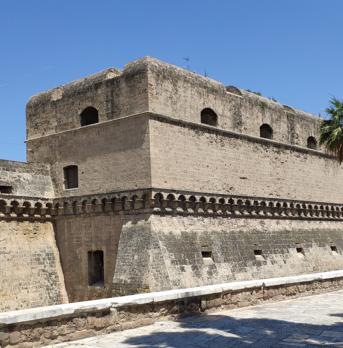 Куда пойти в Бари, если у вас есть только один день? Швабский замок