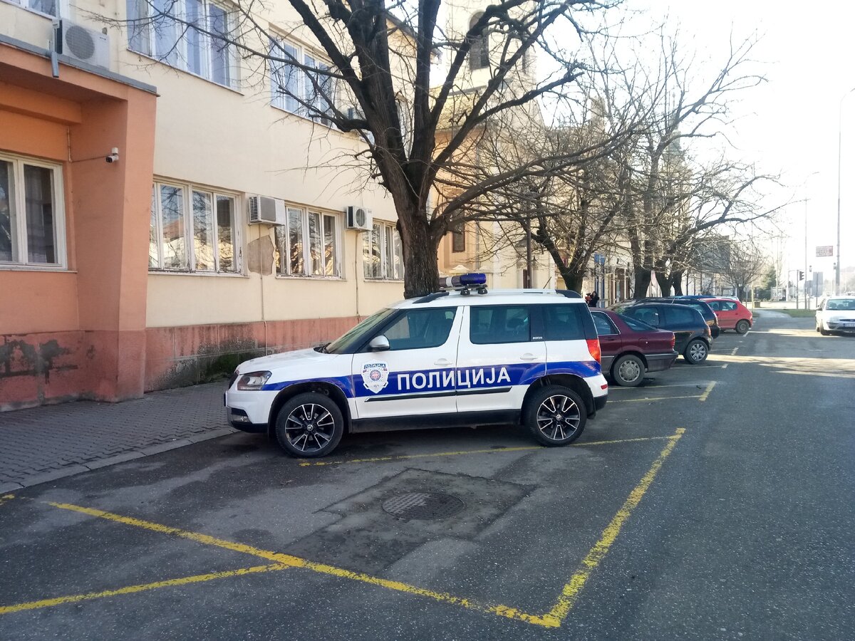 Авто возле полицейского участка. Не знаю, можно ли было фотать?