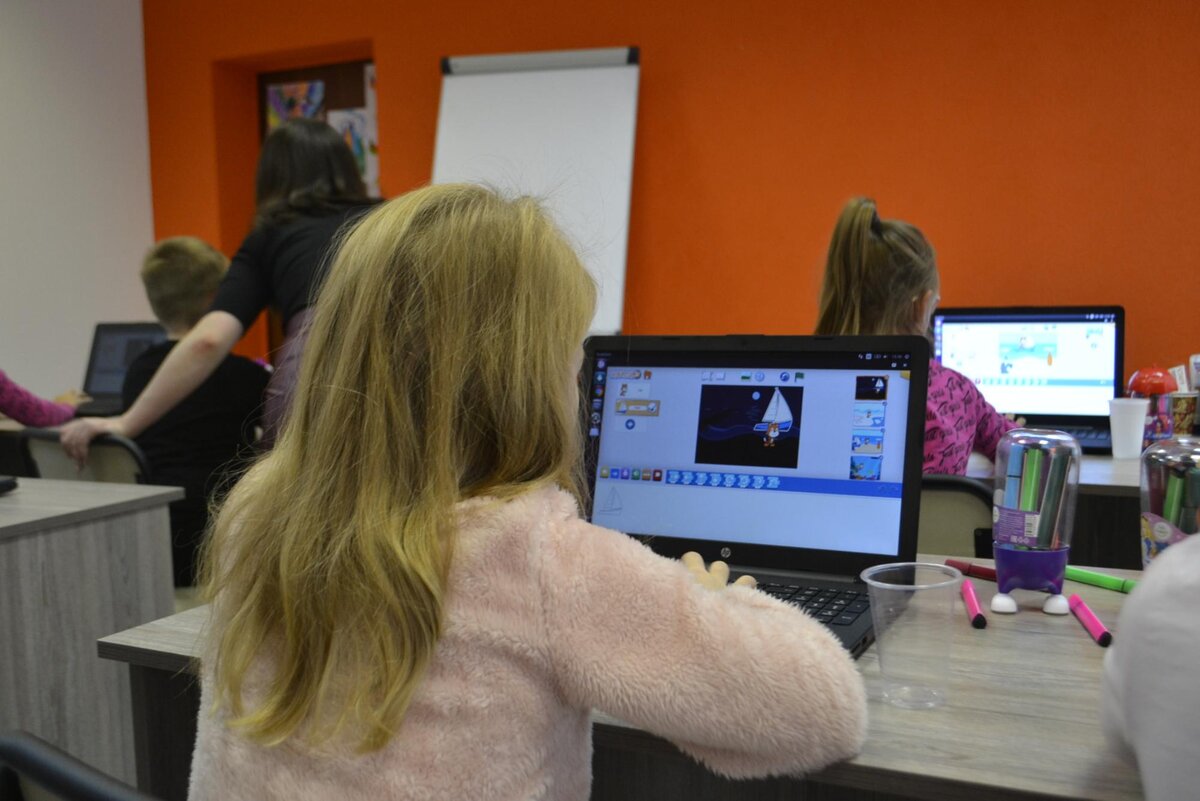 Кейс агентства x.seven о том, как один конкурс ВКонтакте дал больше лидов, чем наружная реклама и СМИ.  Наш клиент — школа программирования для детей «Алгоритмика» в Вологде.-2