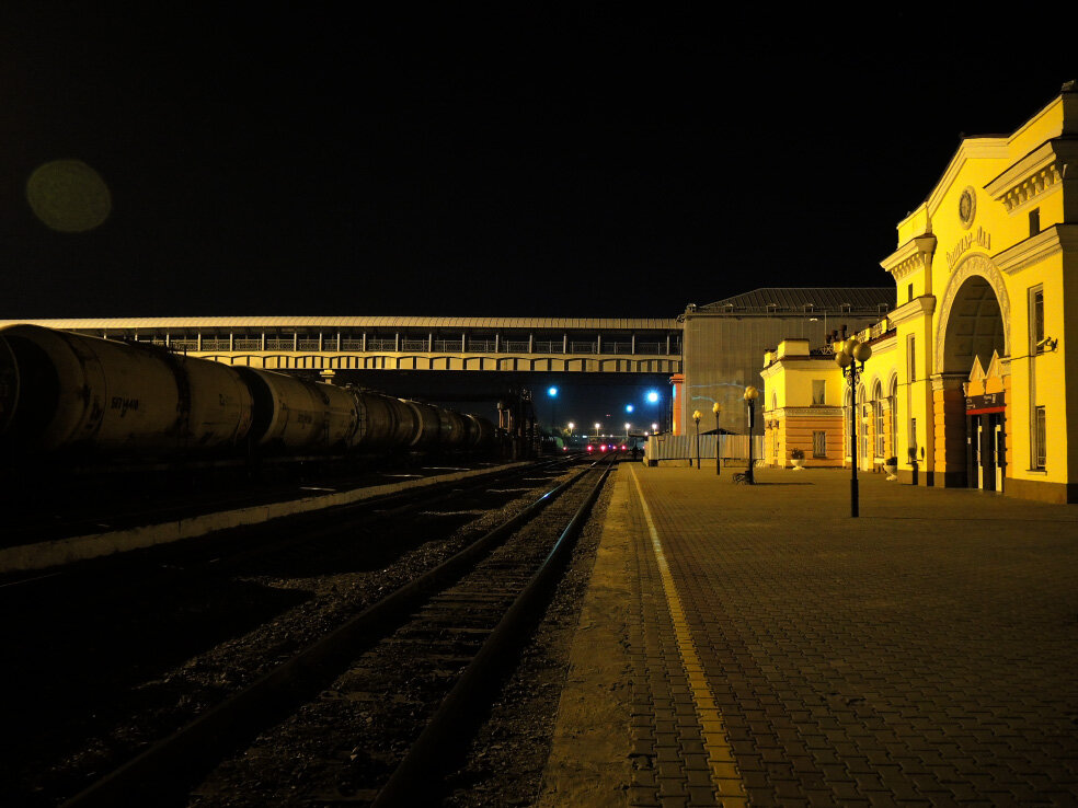 Вокзал йошкар ола телефон. ЖД вокзал Йошкар-Ола. Вокзал Йошкар Ола. Йошкар Ола вокзал ночью. ЖД вокзал Йошкар Ола ночью.