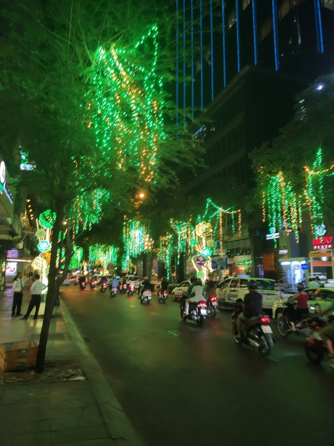 Улица рядом с центром - такое ощущение, что новый год продолжается