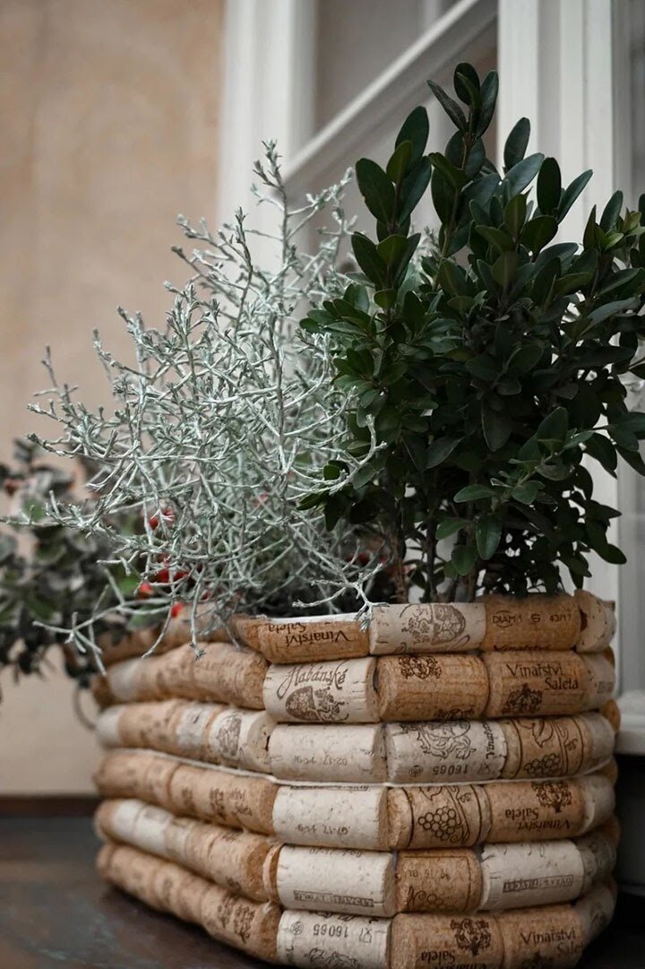 (На фото: поделка из винных пробок)