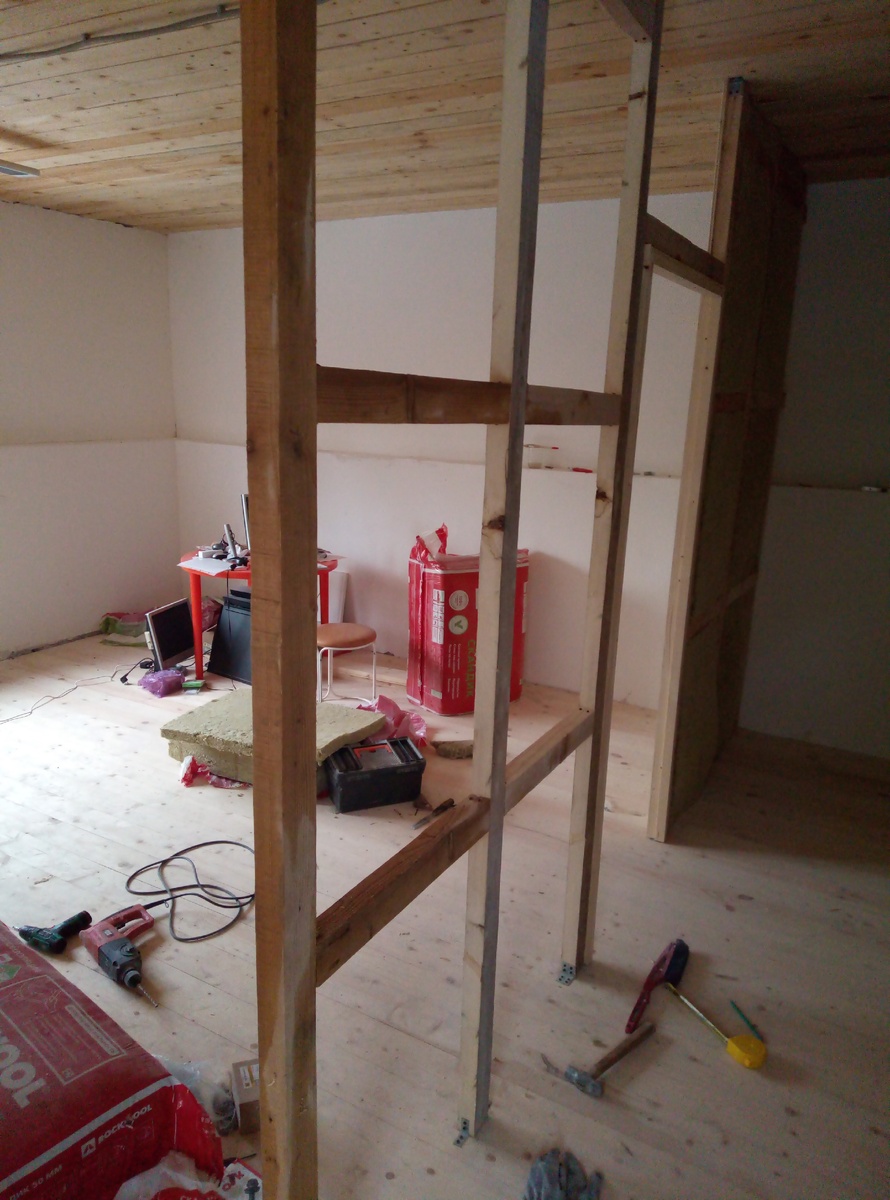 Уголки использую только для крепления основных стоек к полу и потолку.