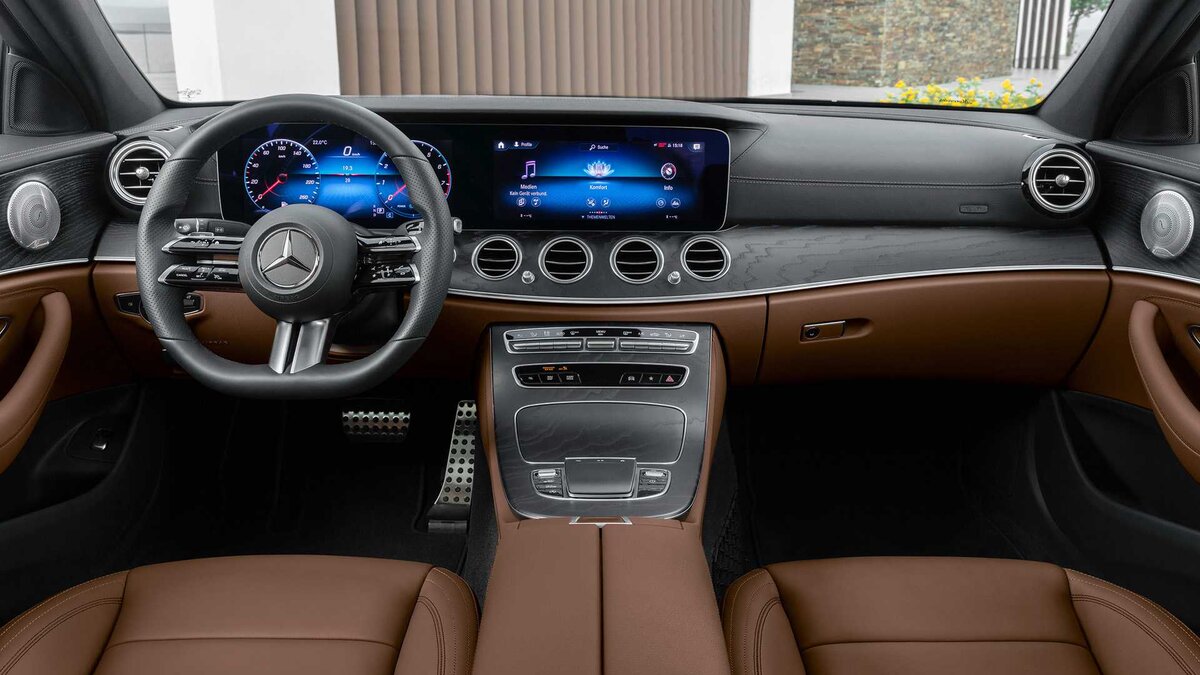   Вот топ-10 вещей, которые вам нужно знать о новом Mercedes E-Class:     Новый интерьер Mercedes E-Class Дизайнеры Mercedes, вероятно, не вкладывали много сверхурочных в разработку нового e-class.-2