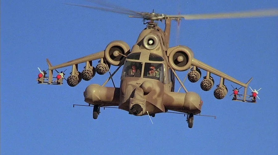 В старом боевике, где Дольф Лунгран играет советского спецназовца Николая Раченко неоднократно появляется вертолет пустынной раскраски, который очень похож на знаменитый "крокодил" Ми-24. Однако при рассмотрении становится очевидно, что это не он. 
Как минимум расположение пилотов не такое, как в "крокодиле", оно здесь не друг над другом а рядом, сбоку. Возможно это Ми-8 или Ми-17? На этих вертолетах расположение такое же. Но опять нет, форма кабины совершенно отличается, да и Ми-8 более овальный.

На самом деле для съемок фильма режиссер не смог найти боевой советский вертолет и решил загримировать под "крокодила" многоцелевой вертолет Сикорского Sikorsky S-62 , который использует Береговая охрана США.