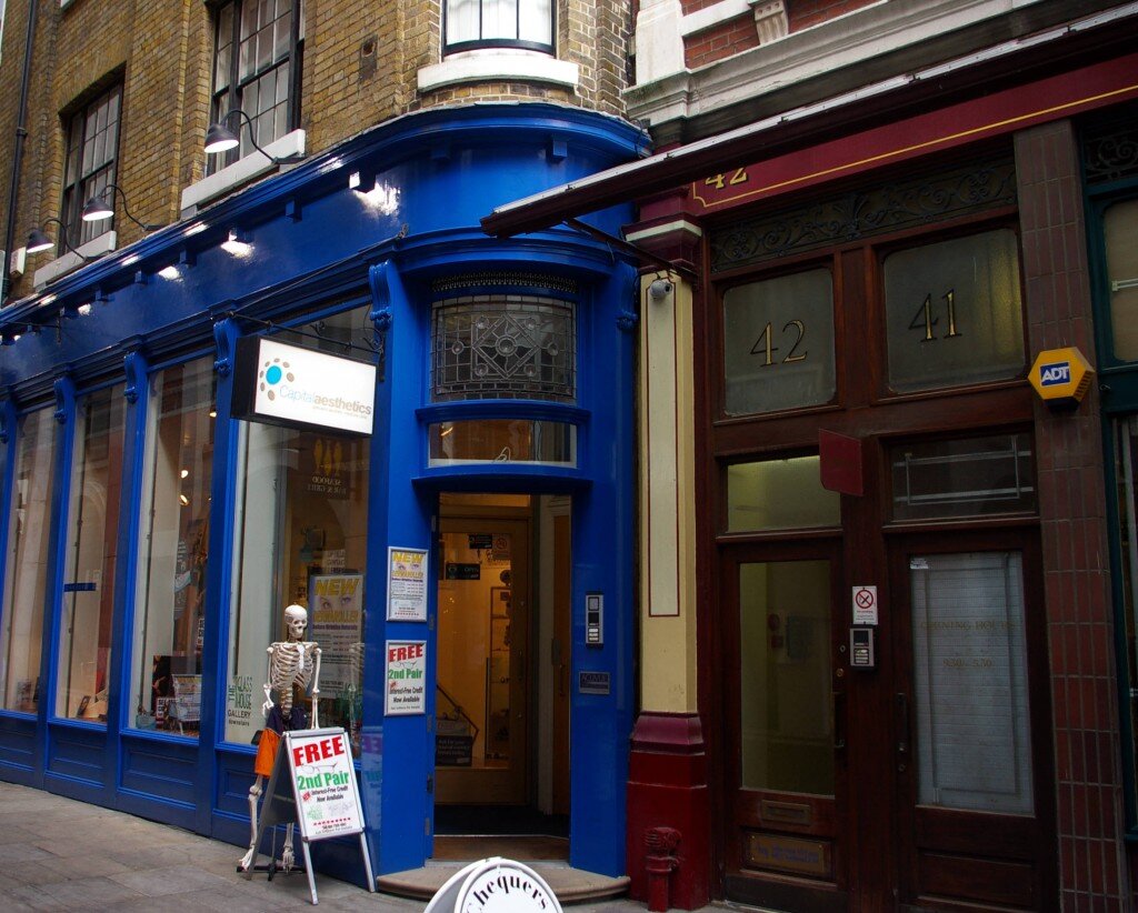 Так выглядит вход в «Дырявый котёл» для магглов. Можно купить в этой оптике очки как у Гарри Поттера.