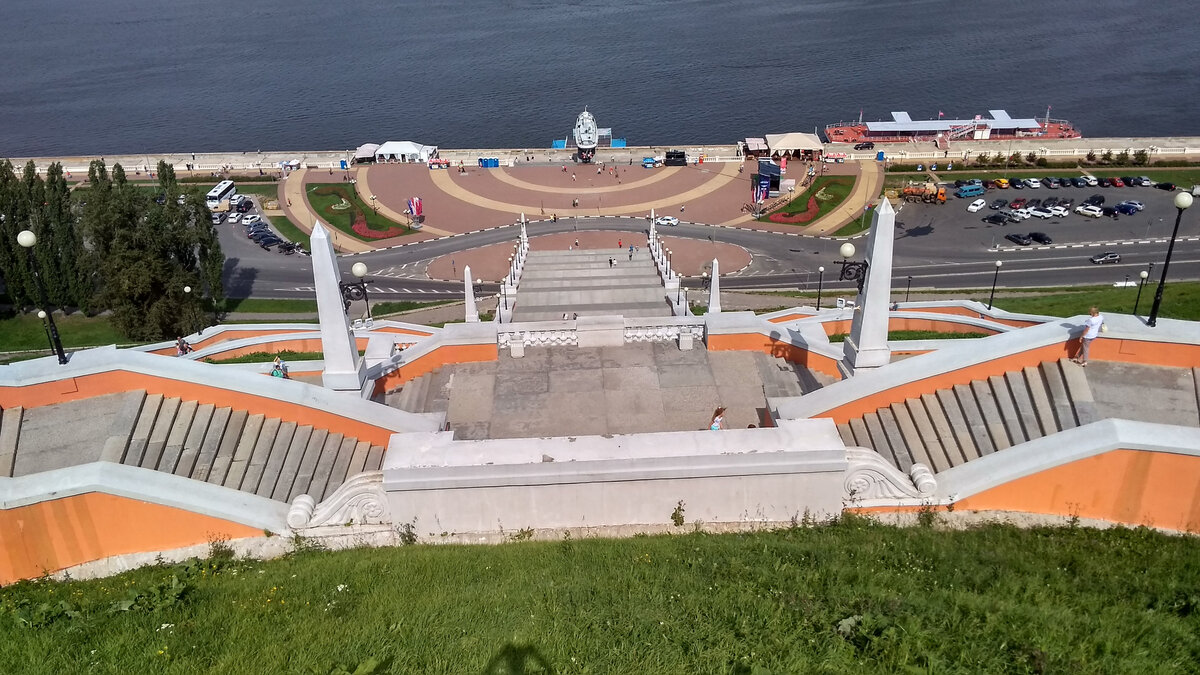 Нижний новгород ступеньки чкаловская лестница. Памятник Чкалову и Чкаловская лестница в Нижнем Новгороде. Чкаловская лестница Чкалов памятник. Памятник на Чкаловской лестнице. Чкаловская лестница Нижний памятник Чкалова.