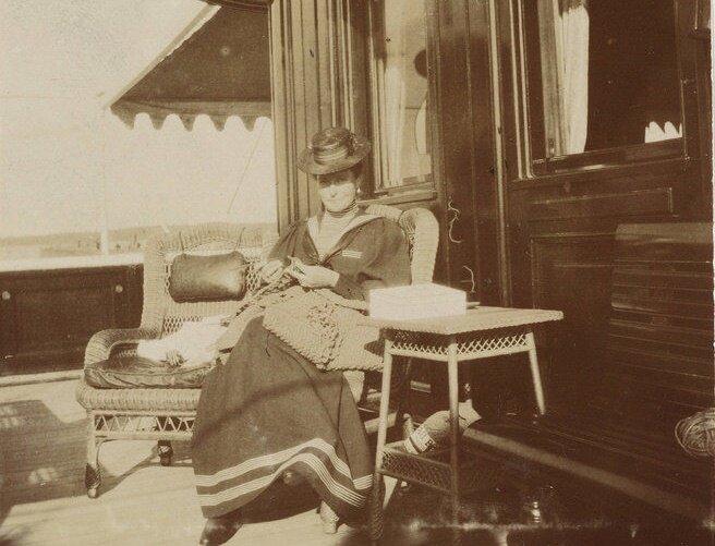 Супруга Николая II вяжет