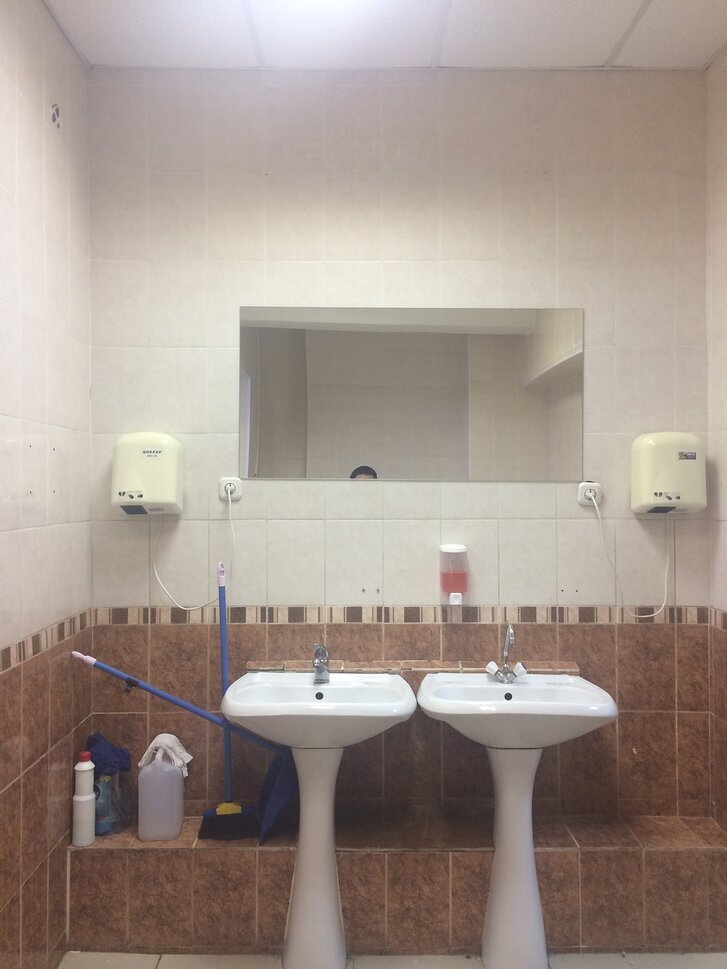 Зеркало в туалете. Камера на уровне моих глаз. Фото из личного архива.