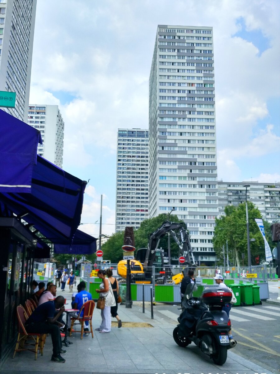 Фото автора. 13-й район не очень симпатичный, но тихий. Мимо этих ребят мы спокойно проходили поздно вечером.