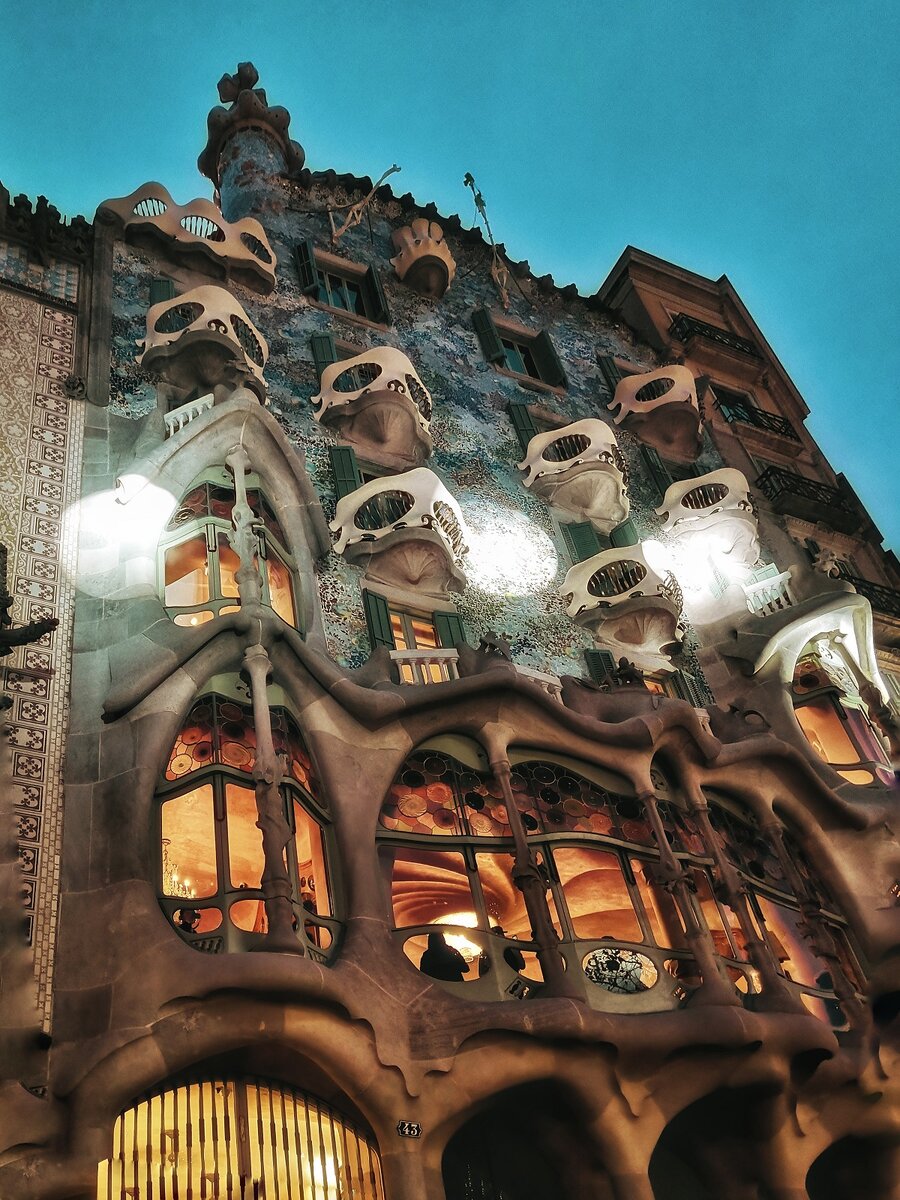 Вечерний вид на Дом Костей 