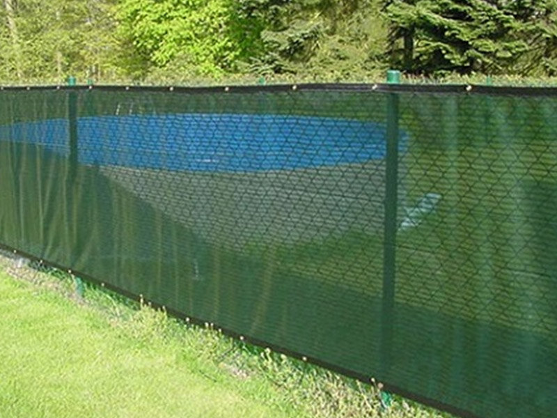 Как натянуть затеняющую сетку на забор
