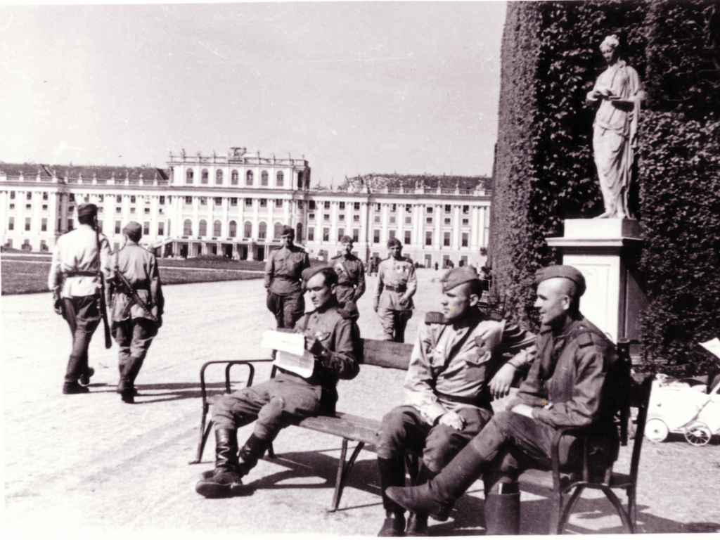 Советские солдаты в парке дворца Шёнбрунн, 1945 год.