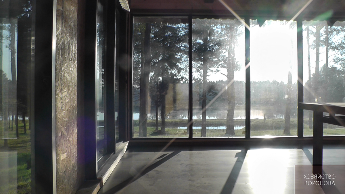 Левая часть дома. Виден водоём