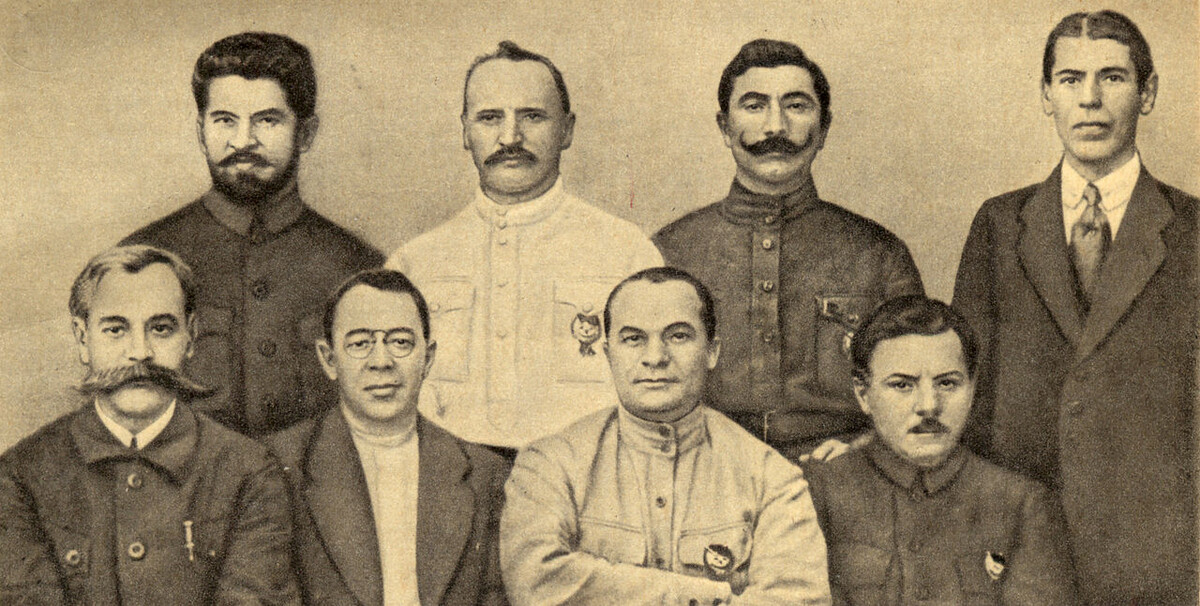 Командиры Первой Конной армии в Полевом штабе РККА: сидят Каменев С. С., Гусев С. И., Егоров А. И., Ворошилов К. Е., стоят Лебедев П. П., Петин Н. Н., Будённый С. М., Шапошников Б. М.