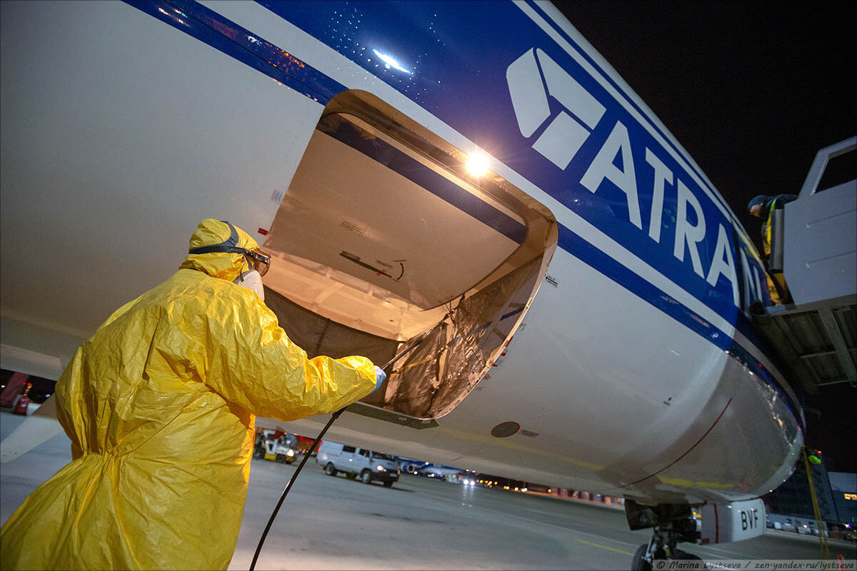 Долги перед вылетом. Боинг 737 грузовой. Грузовой самолет Боинг 737. Боинг 737 багажный отсек. Boeing 737 багажное отделение.