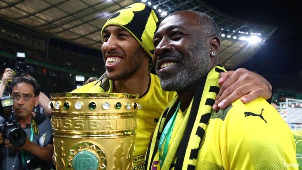 Отец Обамеянга всегда поддерживает сына