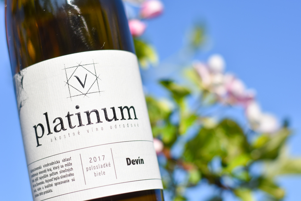 Словацкое полусладкое вино, сорт Девин