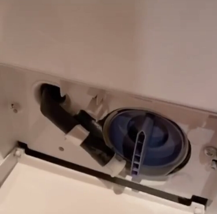 Открываем крышку и сливаем воду в миску