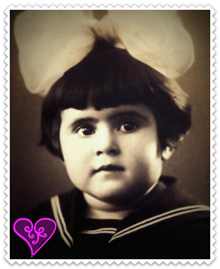 мама завязывала мне большой капроновый бант и надевала матроску ( фото из личного архива)