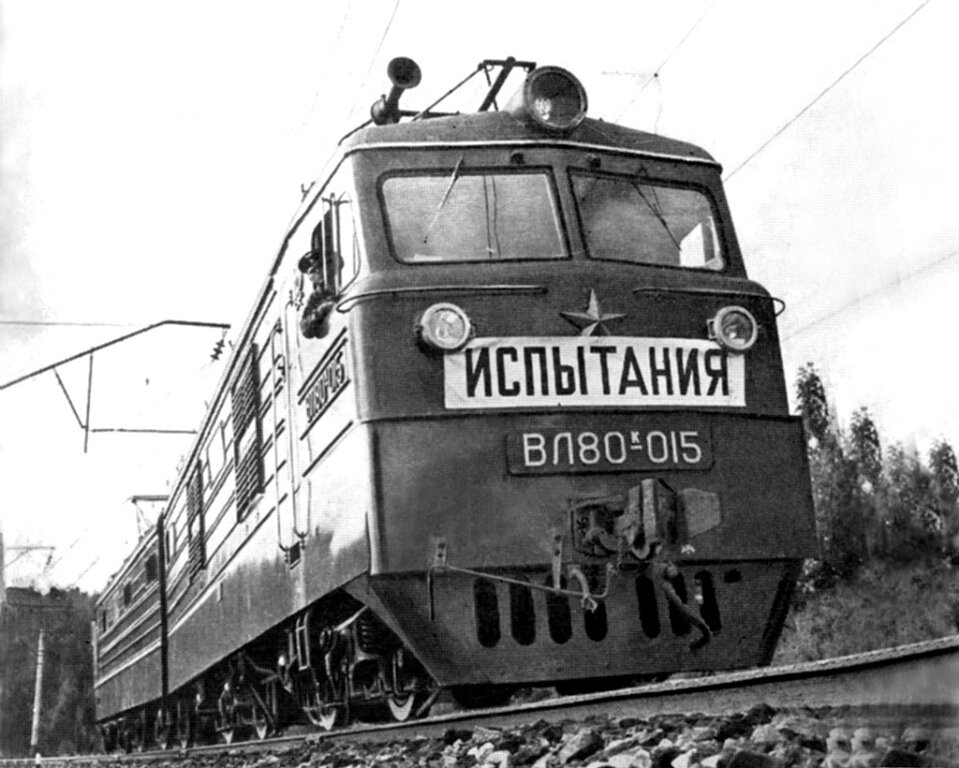 Электровоз ВЛ80К-015, Красноярский край, линия Абакан — Тайшет, фото из архива депо Вихоревка, сайт trainpix.org
