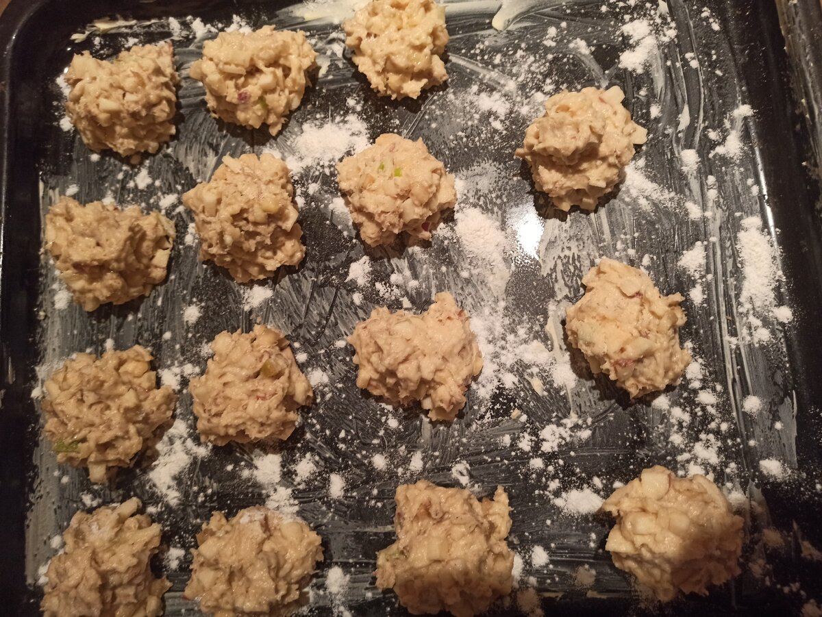 Выкладываем на противень вкусняшки)