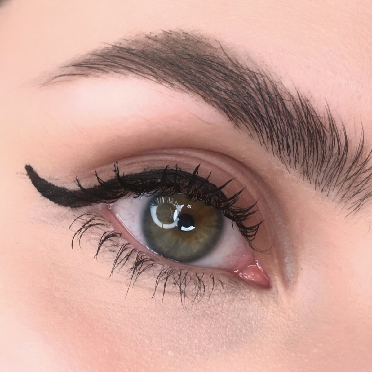 Вам смешно? А я исправляю такие ошибки на большинстве уроков "Макияж для себя"...