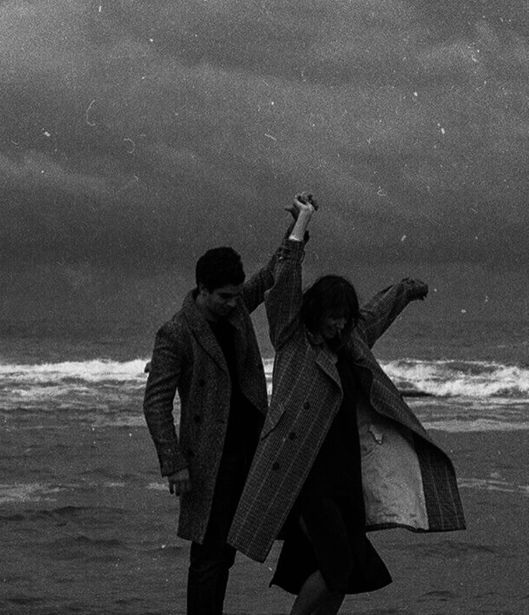  Ты скрываешь вашу с ней связь, как можешь. А она, несмотря на то, что тебя ненавидит каждый, будто бы ей гордится. Она так тебя отстаивает. Она тебя защищает. Почему ее взор при виде тебя замирает, а пульс учащается? Она хранит тебя в своей сердце, разговаривает с тобой, оправдывает тебя. Тебя! Кому безразличны любые в жизни оправдания. 