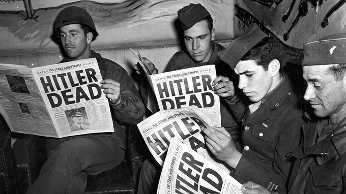 Американские солдаты читают «The Stars and Stripes» от 2 мая 1945 года