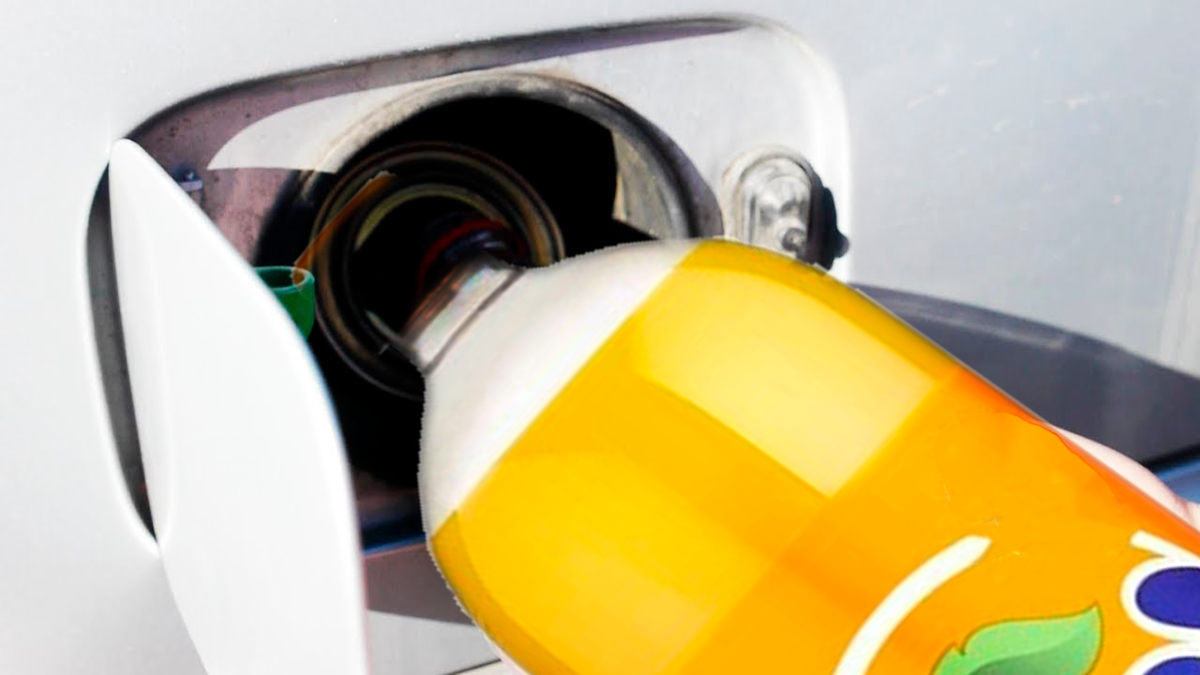 Заливка газированной воды Фанта в бензобак автомобиля