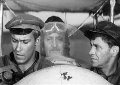 Некрасов (Олег Янковский) и Карякин (Ролан Быков) на месте летнаба в кабине "Фармана", пилотируемого пожилым военлетом (Вадим Шавров). Фрагмент кадра из фильма "Служили два товарища" - на правах добросовестного цитирования