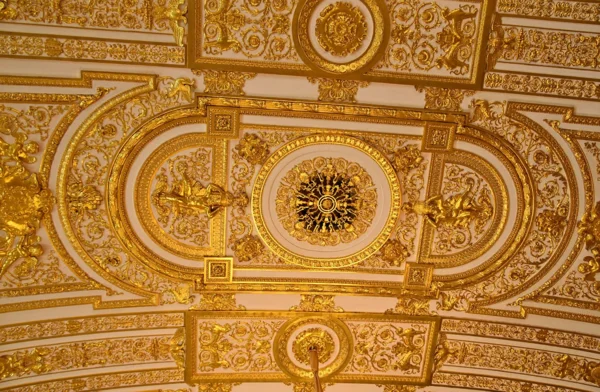 Убранство сводов Золотой гостиной