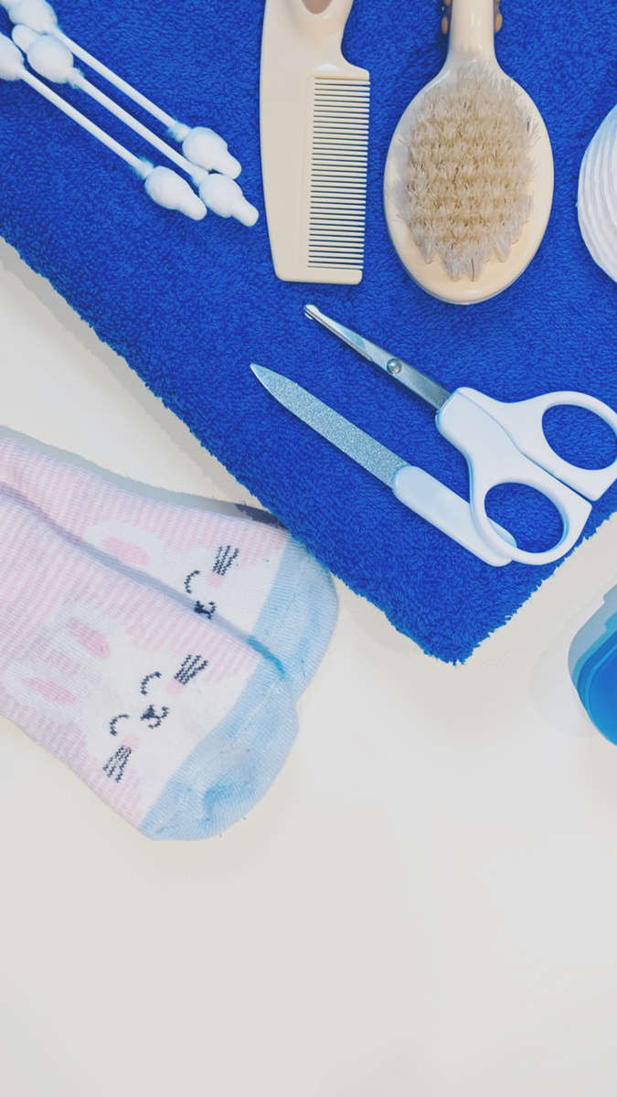 У нас сначала была расческа с пластиковой щетиной, но она жутко электризовалась и к ней всё липло😰Сразу же побежала покупать с натуральной😅