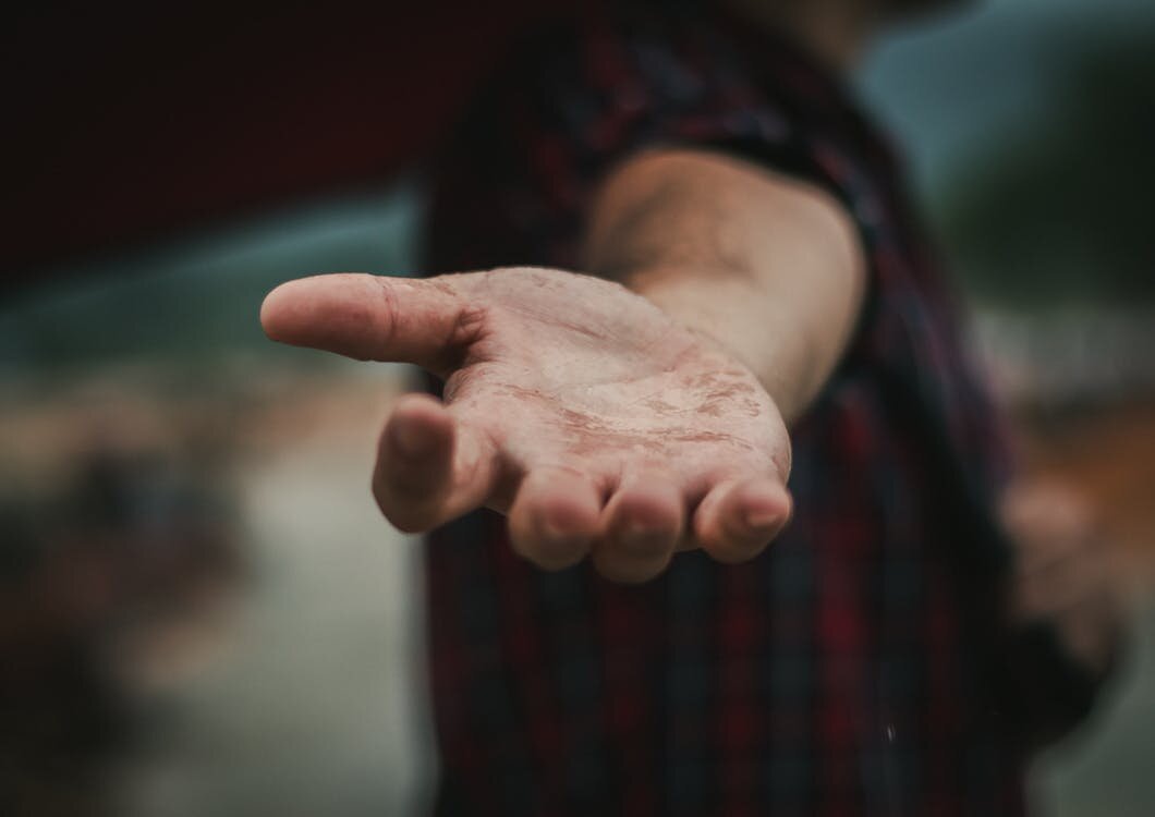 Если вы хотите помочь, потрудитесь проверить, попадет ли помощ по адресу. Откупаясь деньгами вы можете спонсировать многочисленные пороки людей.