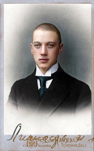  В час вечерний,                                                                                                                                                        в час заката                                                                                                                                               
Каравеллою крылатой Проплывает Петроград...                                                                                                    
И горит на рдяном диске                                                                                                                               
 Ангел твой на обелиске,                                                                                                                             
Словно солнца младший брат.                                                                                                                        
 Я не трушу, я спокоен,                                                                                                                                        
Я - поэт, моряк и воин,                                                                                                                                         
Не поддамся палачу.                                                                                                                                          
 Пусть клеймит клеймом позорным                                                                                                                           
 Знаю, сгустком крови черным                                                                                                                           
За свободу я плачу.                                                                                                                                              
 Но за стих и за отвагу,                                                                                                                                         
За сонеты и за шпагу -                                                                                                                                      
 Знаю - город гордый мой                                                                                                                                          
В час вечерний, в час заката                                                                                                                      
 Каравеллою крылатой                                                                                                                                    
Отвезет меня домой


    
