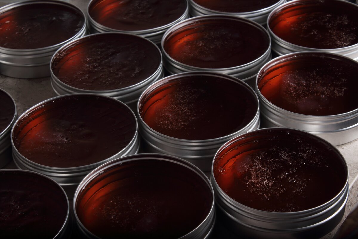 На фото помада для укладки волос (средней фиксации)