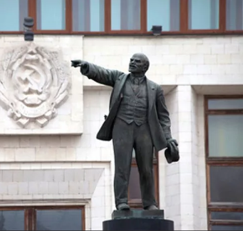 Ленин показывает, куда надо идти