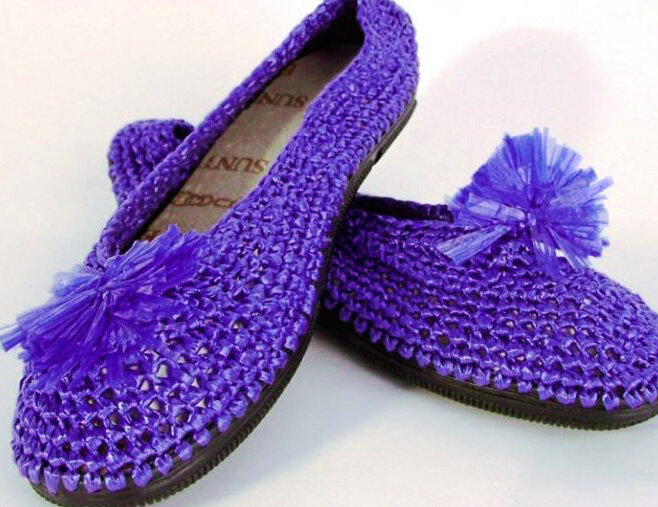 Пакеты нарезают на узкие ленты, из которых вяжут