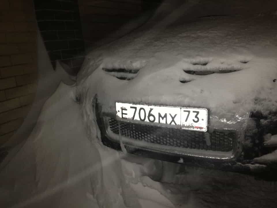 Подснежник, стоит замерзает