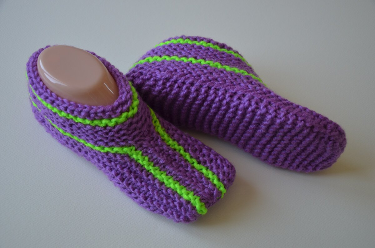 Вязаные тапочки из прямоугольника. Таша деркач тапочки следки. Следочки тапочки туфельки вязаные. Следочки тапочки на 2 спицах. Таша деркач тапочки следки.