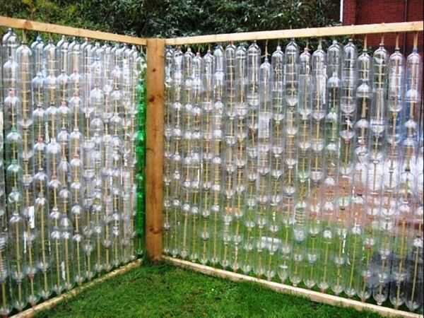 Забор из пластиковых бутылок своими руками, варианты, фото, декоративный забор
