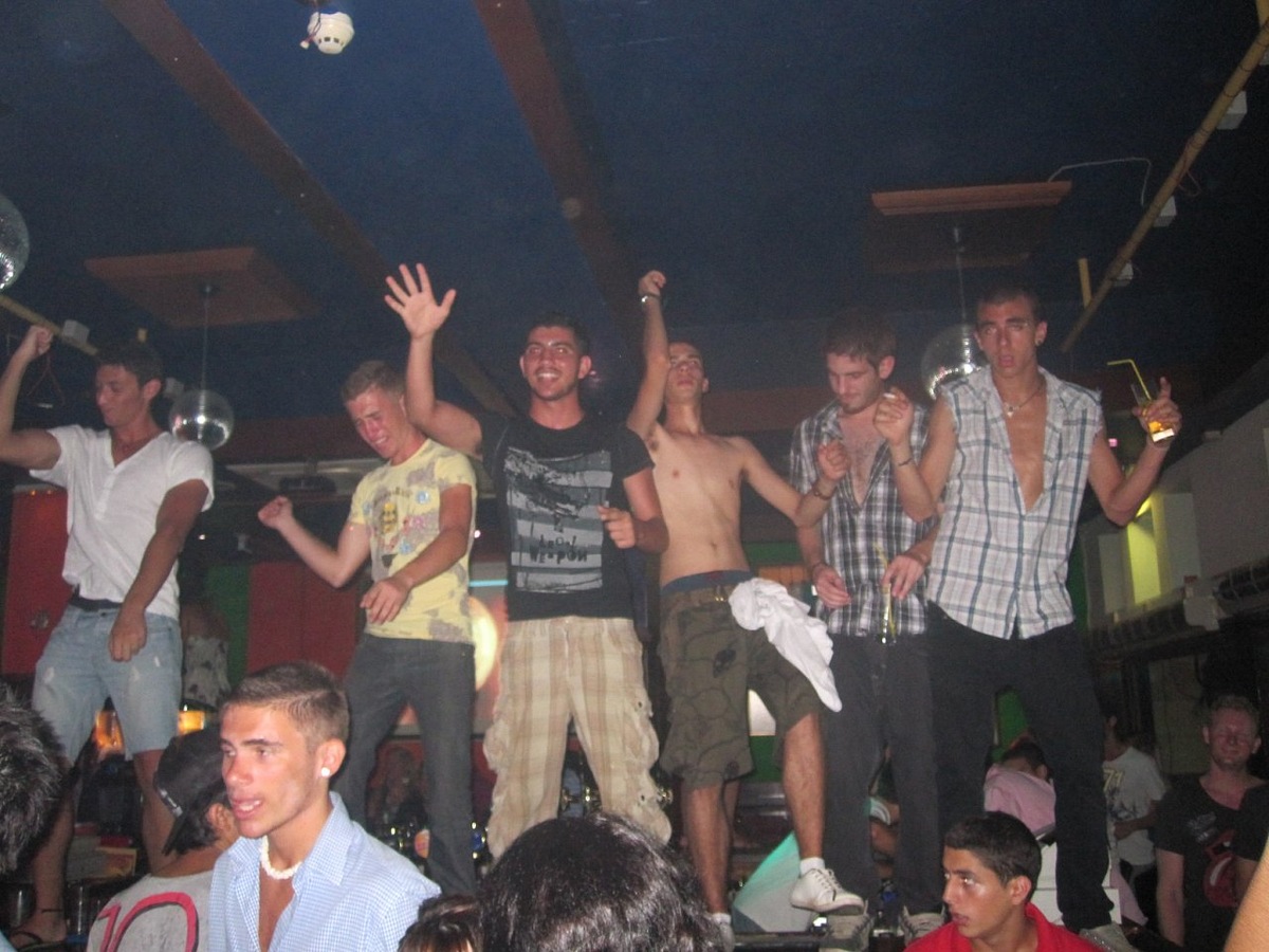 Вечеринка в одном из баров Кипра