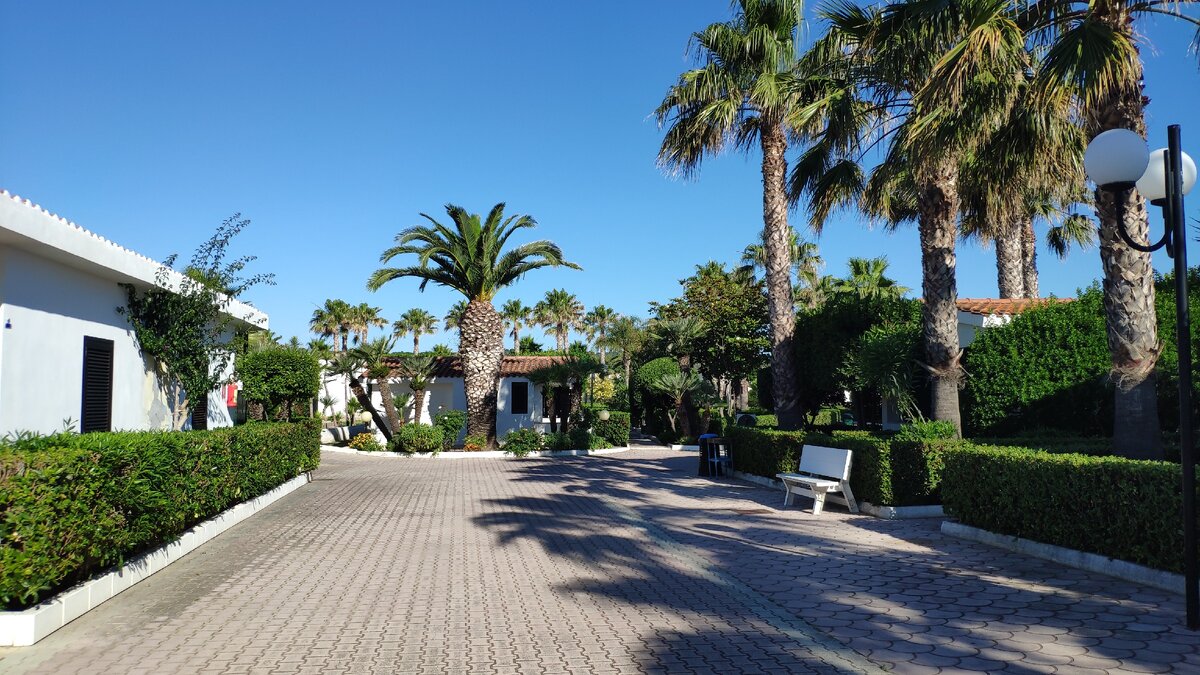 Улица  туристической деревни Villaggio turistico Club In (Виесте, Италия)