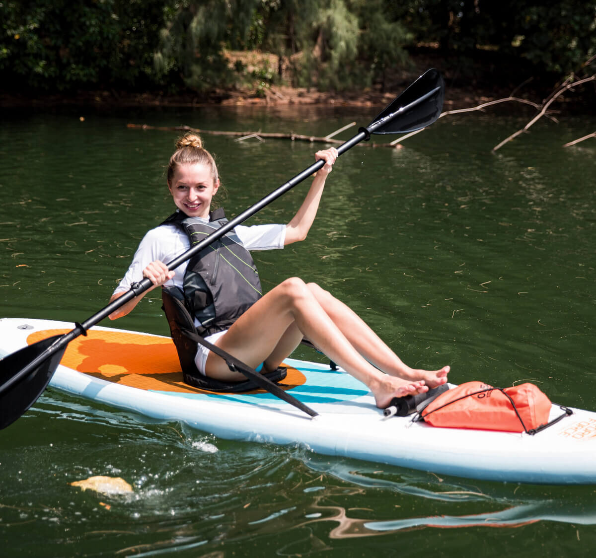 катание на сап-борде сидя