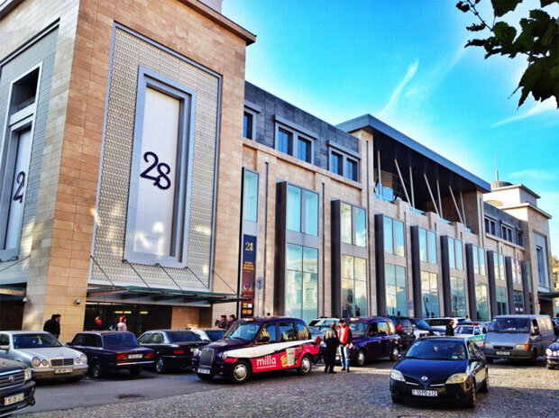 4й этаж  ТЦ "28 Молл" - место скопления сплетниц))  Булочки в бакинском Синнабоне в разы вкуснее, чем в России. И ничем не уступают американским. 